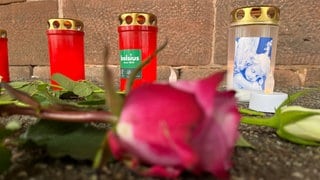 Blumen und Kerzen werden am Bahnhof in Landstuhl abgelegt, um dem toten Zugbegleiter Serkan C. zu gedenken.