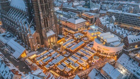 Der Ulmer Weihnachtsmarkt öffnet am Montag wieder seine Tore. Insgesamt wird es 130 Buden auf dem Münsterplatz geben.