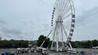 Das Riesenrad auf dem Cannstatter Wasen wird aufgebaut und die Gondeln werden aufgehängt.