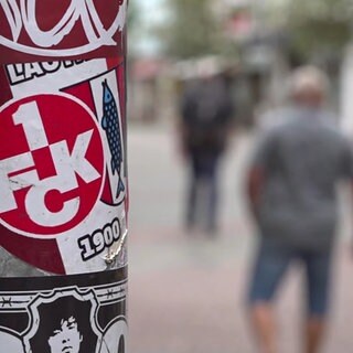 1. FCK Sticker an Laternenpfosten