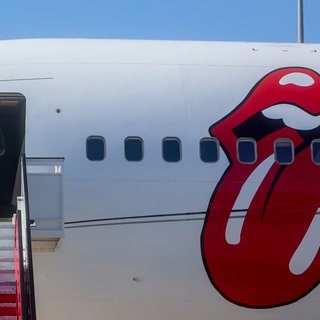 Mick Jagger (l-r), Ronnie Wood und Keith Richards von den Rolling Stones steigen aus ihrem Flugzeug. Archivfoto.