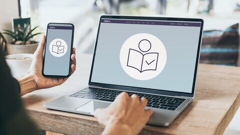 Ein Laptop steht auf einem Tisch. Auf dem Bildschirm ist das SWR Logo für Leichte Sprache. Links hält eine Hand ein Handy. Auf dem Handy·bildschirm ist das SWR Logo für Leichte Sprache.