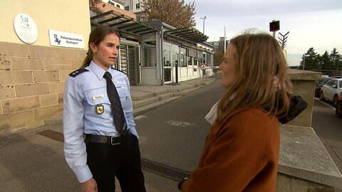 Eine Polizeisprecherin im Gespräch mit der SWR-Reporterin