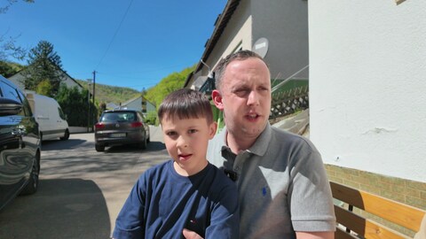 Liam und sein Vater Steve zuhause in Papiermühle (Kreis Bernkastel-Wittlich)