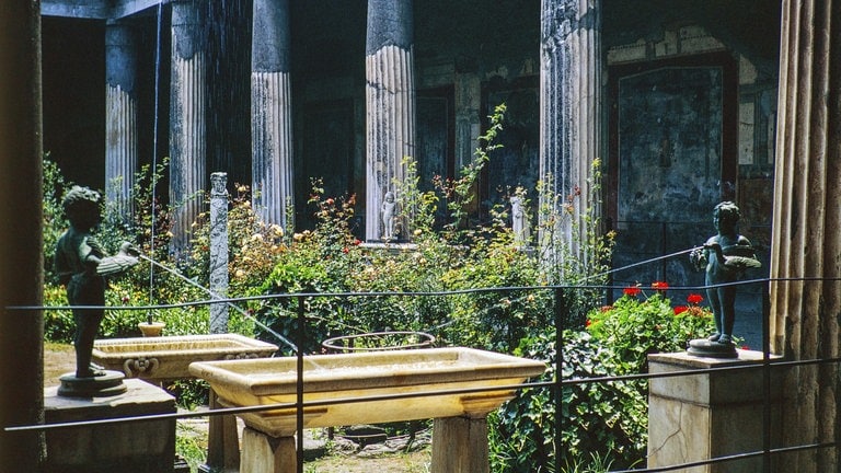 Die Bilder zeigen die Ausgrabungsstätte Pompeji. Gabriel Zuchtriegel leitet den Park Pompeji. Er verrät in SWR1 Leute, wie die Menschen damals vor dem Ausbruch des Vesuv wirklich gelebt haben.