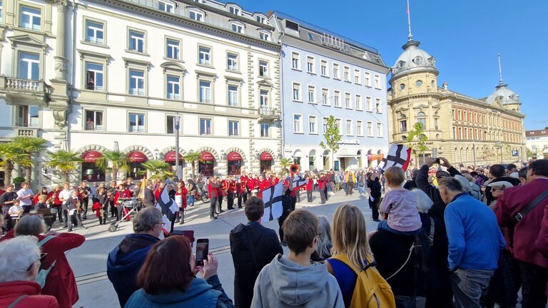 Menschen bei der Eröffnung des neuen Bahnhofsvorplatzes in Konstanz. Er wurde nach über zwei Jahren Bauzeit am Sonntag eröffnet.