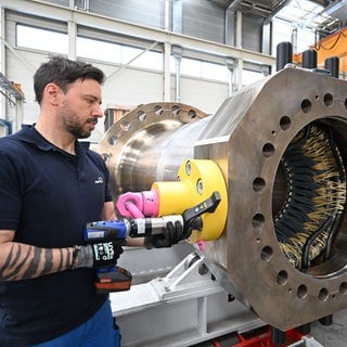 Beschäftigter beim Pumpenhersteller KSB in Frankenthal. Die Metall-Tarifverhandlungen werden kompliziert 
