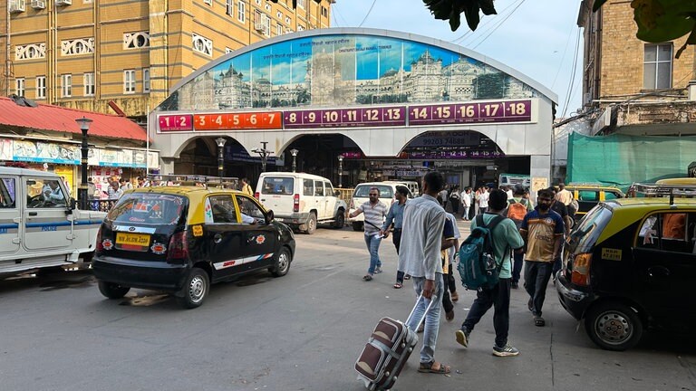 18 Gleise hat der Kopfbahnhof Mumbai CST.