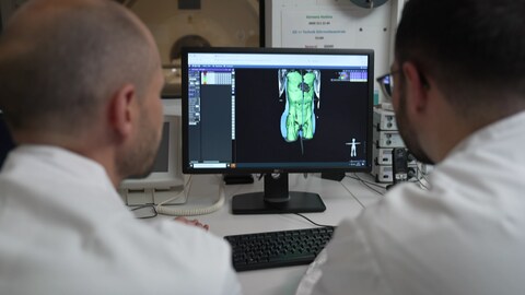 Zeigt der Körperscan beispielsweise eine geringe Muskelmasse, so wird das biologische Alter höher bemessen. Das Sterberisiko steigt.
