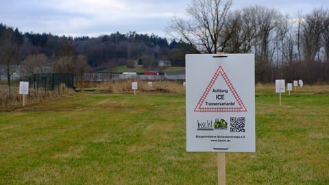 Ein Schild einer Bürgerinitative mit der Aufschrift "Achtung ICE Trassenvariante" bezugnehmend auf die ICE-Trasse Ulm-Augsburg.