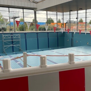Das Schwimmbad der Rheinwelle Gau-Algesheim ist leer und abgesperrt.