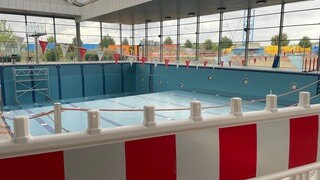 Das Schwimmbad der Rheinwelle Gau-Algesheim ist leer und abgesperrt.
