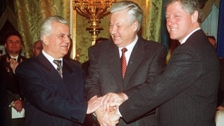 Im Vorfeld des Budapester Memorandums 1994 besiegeln US-Präsident Bill Clinton, der russische Präsident Boris Jelzin und der ukrainische Präsident Leonid Krawtschuk im Januar 1994 ein Dreier-Abkommen über die Abrüstung aller ehemals sowjetischen Atomwaffen auf dem Gelände der Ukraine.