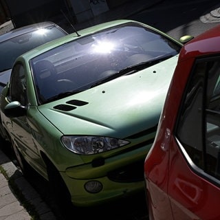 Autos stehen in der Sonne.