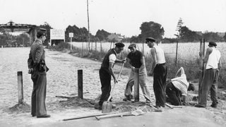 Errichtung einer Straßensperre auf Westberliner Seite im Amerikanischen Sektor zur Verhinderung von Entführungen von Regimekritikern in die DDR durch das das Ministerium für Staatssicherheit nach dem Fall Walter Linse im Juli 1952