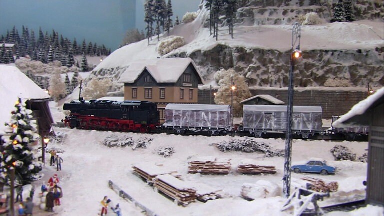 Die Winter- und Weihnachtslandschaft verzaubert durch viel Schnee und humorvolle Szenen am Rande.