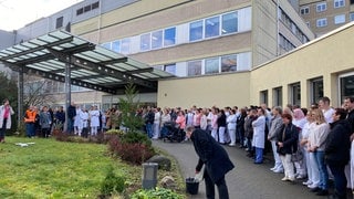 Mitarbeitende des DRK-Krankenhauses in Neuwied machen nach der erneuten Insolvenz der Trägergesesellschaft auf die Möglichkeit aufmerksam, dass das Haus im März 2025 dicht gemacht wird.