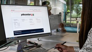 Eine Mitarbeiterin am Computer: Ein Digitalisierungsprojekt soll den Gang zum Jobcenter einfacher machen