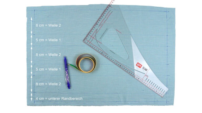 Die Kissenvorderseite passend zum Motiv einteilen. Beim Wellenmotiv wurde ein reihenweiser Wechsel von Welle 1 und Welle 2 gemacht.