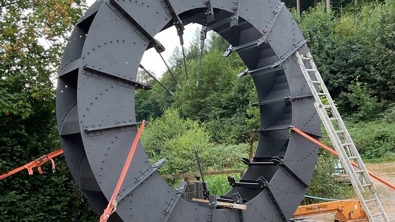 Das selbstgebaute Wasserrad hat einen Durchmesser von mehr als fünf Metern und soll später drei Hämmer antreiben, mit denen geschmiedet werden kann, wie im Mittelalter. 