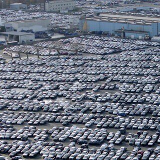 Geparkte Neuwagen auf einem Fabrikgelände. Ab dem 3. April belegen die USA alle eingeführten Autos mit Zöllen von 25 Prozent. Das könnte auch Auswirkungen auf Einfuhren aus Rheinland-Pfalz haben. 