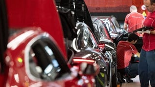 Ein Mitarbeiter der Porsche AG führt in einer Produktionshalle des Porsche-Stammwerks die Sichtprüfung eines Porsche Taycan durch. Nun soll das E-Modell bis 2030 eingestellt werden.