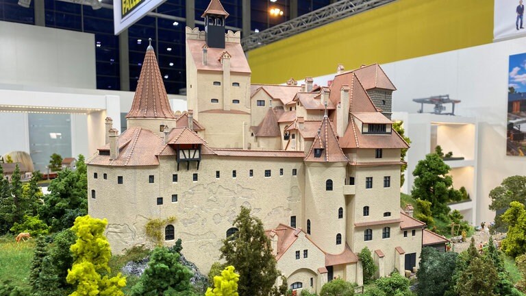 Die Burg, deren Vorbild in Siebenbürgen steht, ist momentan noch eine Konzeptstudie, sie besteht aus circa 1200 Teilen.