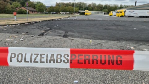 Eine Polizeiabsperrung auf einem Firmengelände in Wittlich. Teilnehmer eines illegalen Tuningtreffens griffen dort am Samstagabend Polizeibeamte an.