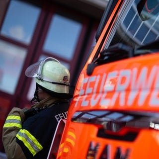 33 Feuerwehrleute waren bei dem Brand eines Schuppens in Pfullingen im Einsatz. (Symbolbild)