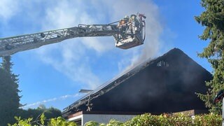 Die Feuerwehr setzte zum Löschen die Drehleiter ein. 