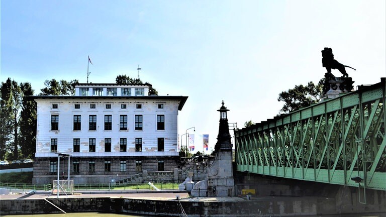 Foto „Löwenbrücke“ Nussdorf: Nur ein paar Schritte vom Nussdorfer Bahnhof entfernt eine Wehr- und Schleusenanlage, entworfen von Otto Wagner.