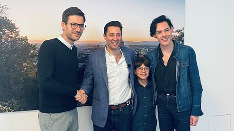 Shane Mayer mit seiner Familie mit Oberbürgermeister Martin Horn im Rathaus in Freiburg. Schon bald soll eine Straße in Freiburg an die Geheimmission des Großvaters Fred Mayer erinnern.