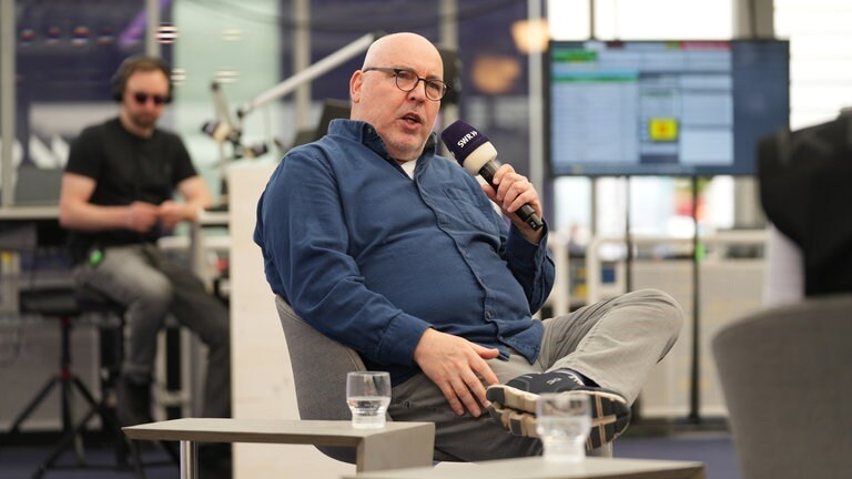SWR-Reporter Thomas Miltner als Gast auf der SWR-Bühne im Gläsernen Studio auf dem Mannheimer Maimarkt.