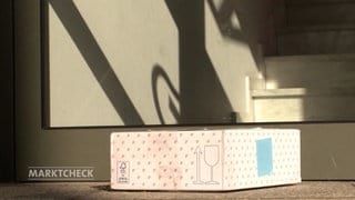 Ein Paket liegt zur Abholung bereit