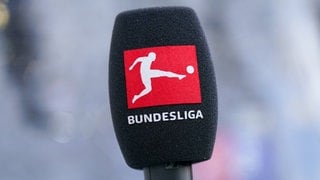 Ein Mikrofon mit dem Logo der Bundesliga auf dem Windschutz.