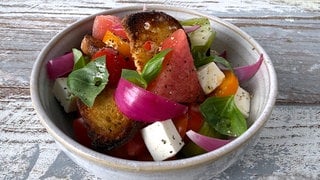 Brotsalat mit Feta, Tomaten und Wassermelone