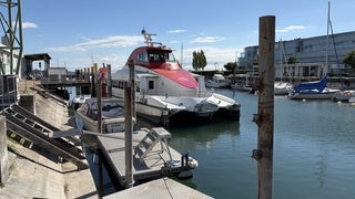 Der beschädigte Katamaran in der Werft der BSB in Konstanz. Bei dem Unfall Mitte August waren zwölf Menschen zum Teil schwer verletzt worden.