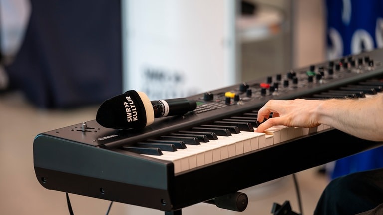 Keyboard, darauf liegt ein Mikofon von SWR Kultur