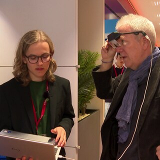 "Jugend forscht"-Gewinner Jonathan Baschek aus Koblenz (l.) führt seine selbst entwickelte Datenbrille vor