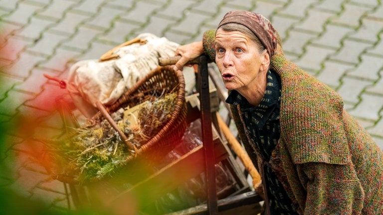 Lioba (Lisbeth Felder) mit ihrem Leiterwagen