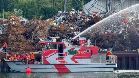 Bei einem Brand von Metallschrott im Rheinhafen Karlsruhe war auch ein Feuerwehrboot im Einsatz.