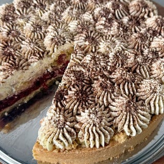 Feuerwehrkuchen: Gedeckter Kirschkuchen mit Sahne