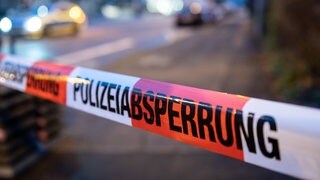 Ein Flatterband mit der Aufschrift "Polizeiabsperrung".