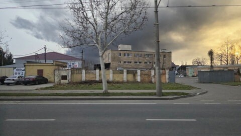 Dunkle Rauchschwaden hinter einem Gebäude an einer leeren Straße in der ukrainischen Hafenstadt Odessa sach einem Drohnenangriff.