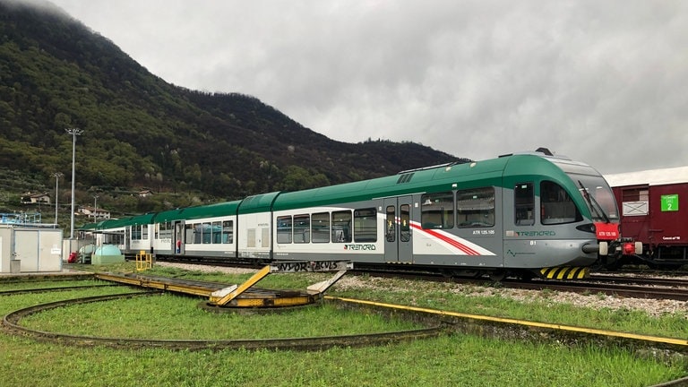 GTW von Stadler hier im Betriebswerk in Iseo. Im Vordergrund eine sogenannte Segment-Drehscheibe.