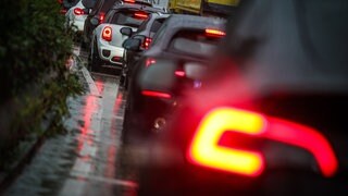 Autos stehen bei regnerischem Wetter im Stau.