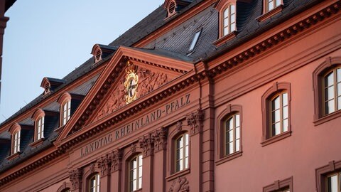 Der Landtag in Mainz. Hier wollen CDU, SPD und Grüne zusammenarbeiten, um Untersuchungsausschüsse künftig zu erschweren.