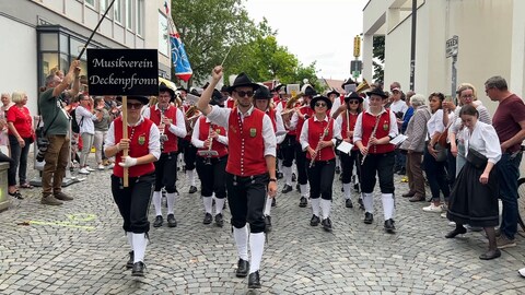 Vom Ulmer Münsterplatz aus setzen sich die verschiedenen Kapellen in einem großen Marsch in Bewegung. Der Festumzug ist die letzte große Veranstaltung des Deutschen Musikfests vor dem Abschlusskonzert.