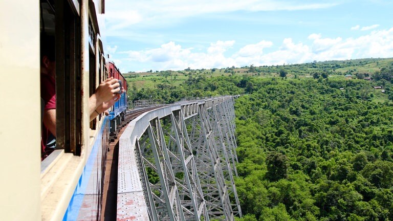 300 Meter über dem Abgrund. Im Schritttempo überquert der Zug die altersschwache Brücke. 