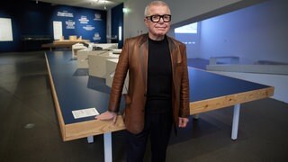 Der Architekt Daniel Libeskind steht im Jüdischen Museum in der Ausstellung „Between the Lines. Daniel Libeskind und das Jüdische Museum Berlin“. 